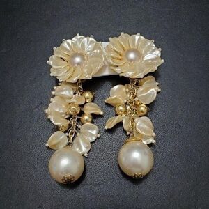 Cream Colored Flower & Faux Pearl Clip On Earrings Vintage Mother Of Pearl